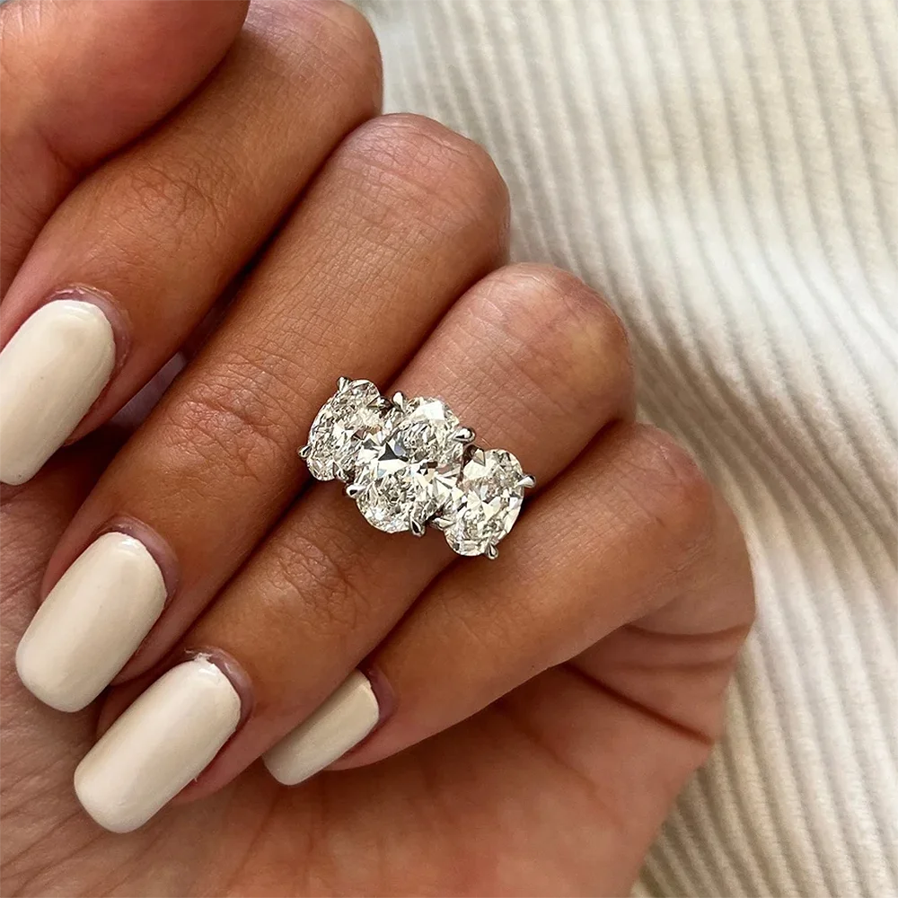 Strahlende Eleganz: 6 Karat Moissanit-Diamantring in 18 Karat Gold