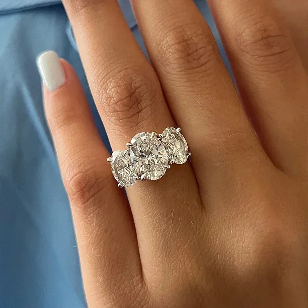 Strahlende Eleganz: 6 Karat Moissanit-Diamantring in 18 Karat Gold