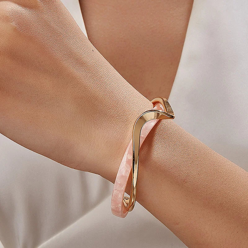 Elegante geometrische Metallarmreifen für Damen