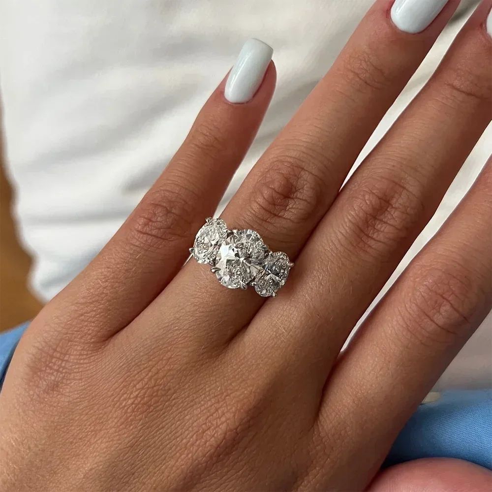 Strahlende Eleganz: 6 Karat Moissanit-Diamantring in 18 Karat Gold