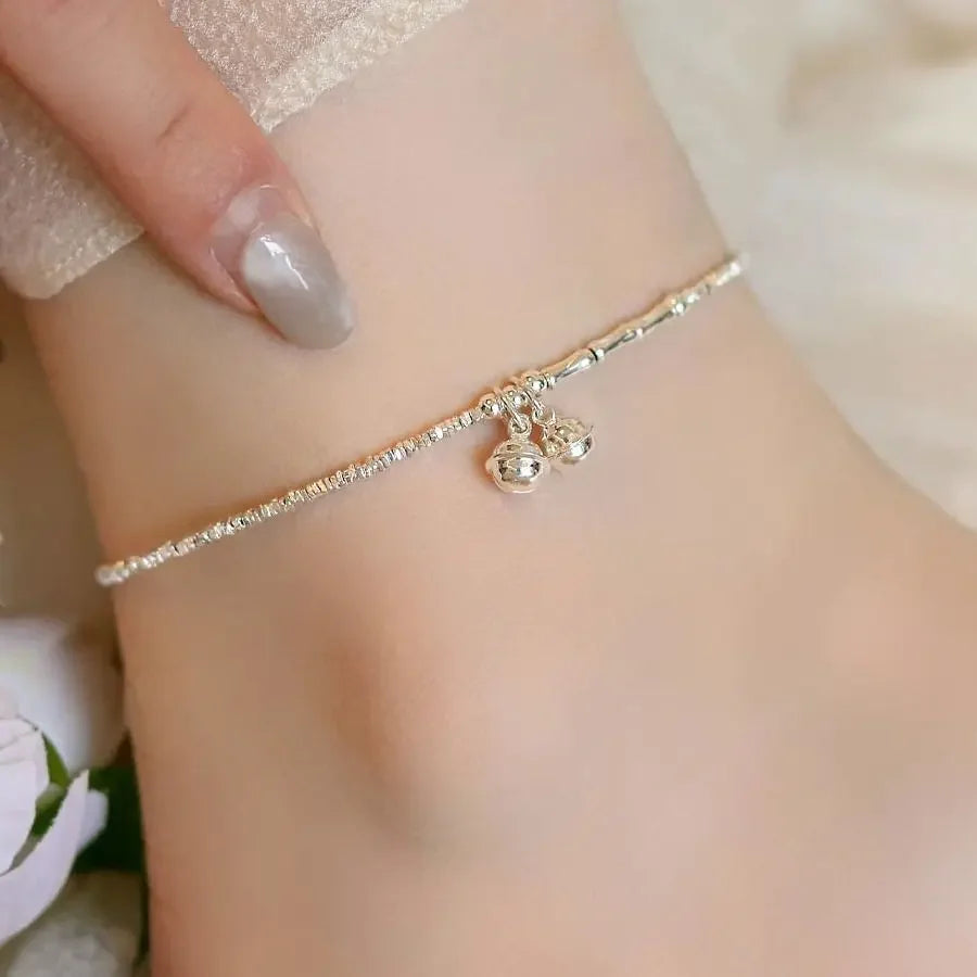 Klassisches Fußkettchen mit kleinem Glöckchenanhänger aus tibetischem Silber