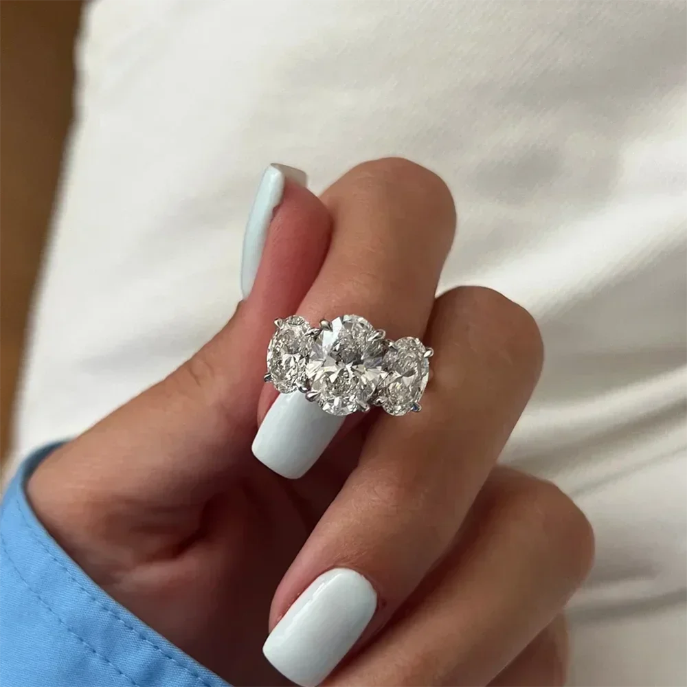 Strahlende Eleganz: 6 Karat Moissanit-Diamantring in 18 Karat Gold