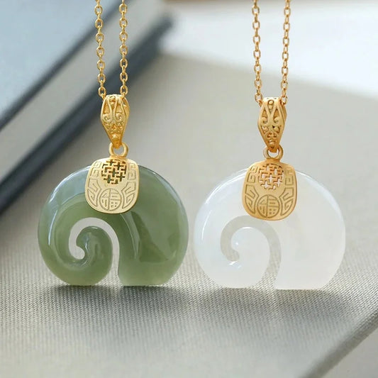Elegante Halskette mit Elefantenanhänger aus Hetian-Jade für Damen