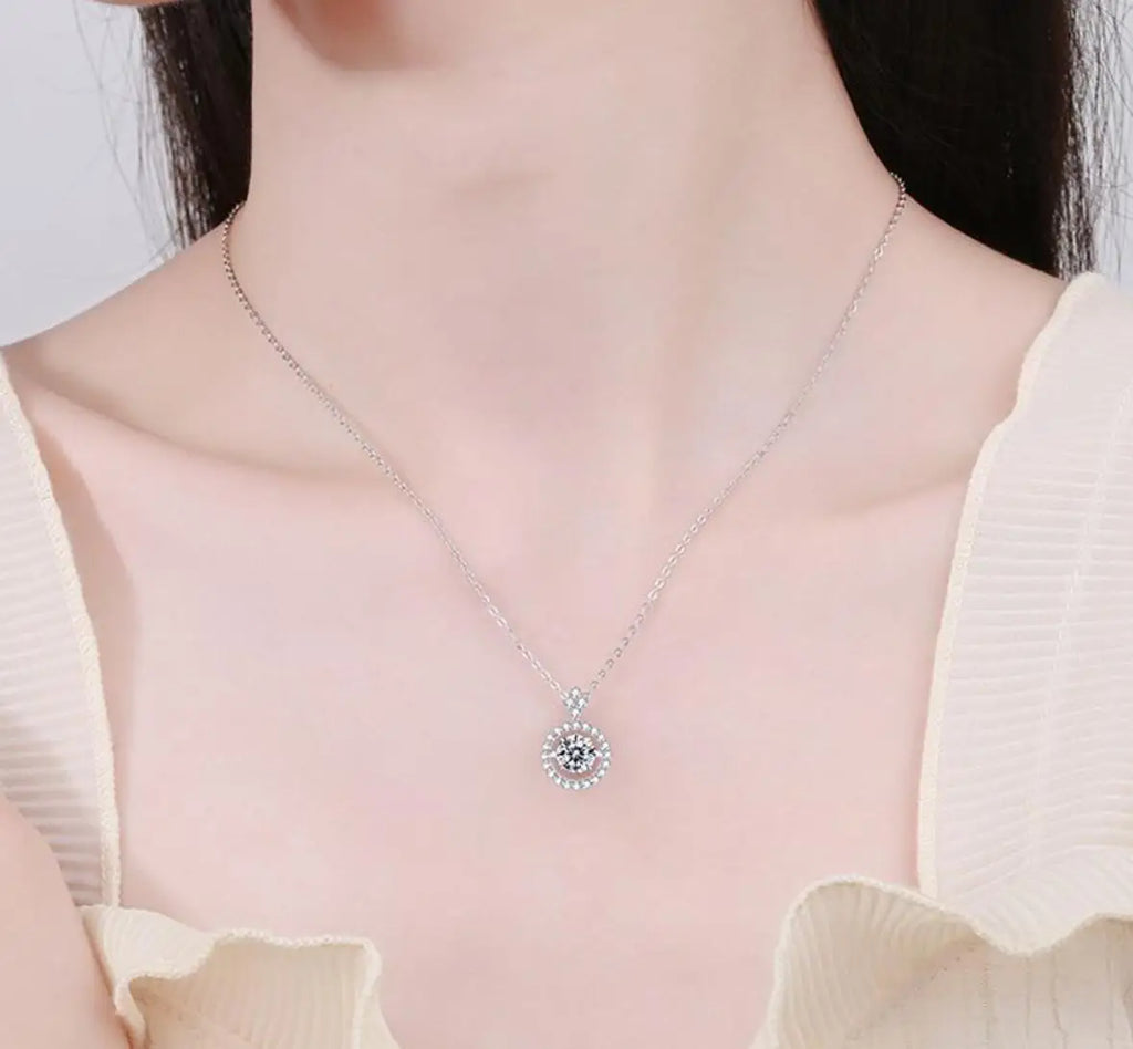 Exquisite Moissanite Crown Necklace - Luxury and Brilliance