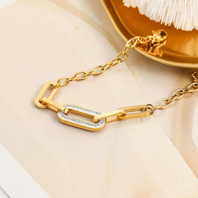 Bracelet élégant en acier inoxydable avec breloque en zircon pour femme