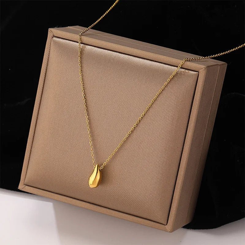 Collier élégant en acier titane pour femme